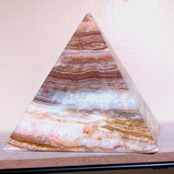 Banded Onyx Pyramid From Iran 5.75" Tall & Over 2 lbs​ - Picture 10 of 15